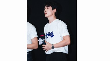 朱一龍佩戴Chopard蕭邦雪山傲翼系列腕表亮相電影《東極島》路演