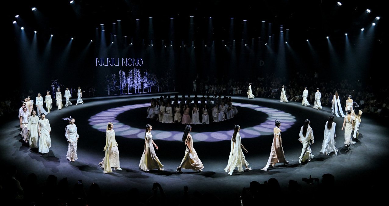 破云見骨,自有光芒!馬筱梅、摩梭族格桑娜姆同臺(tái)見證NUNU NONO張恩的東方美學(xué)新篇章