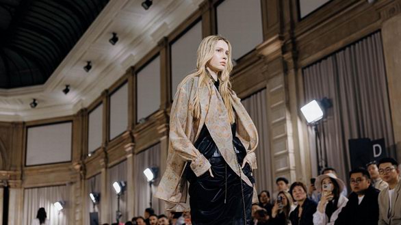 以東方之美叩響國(guó)際時(shí)尚之門,「流觴經(jīng)緯」綻放米蘭